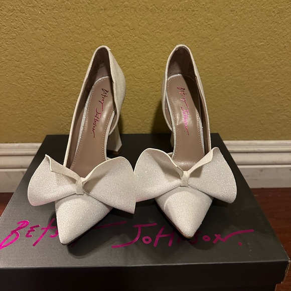 Betsey Johnson White Heels with Bow - Picture 1 of 10